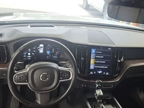 Used 2021 Volvo XC60 T5 Momentum AWD/4WD image 8
