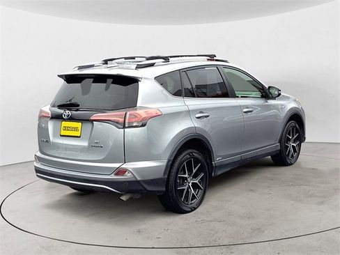 Used 2017 Toyota RAV4 SE image 5