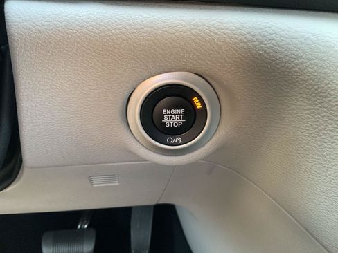 Used 2023 Chrysler Pacifica Touring-L FWD image 29