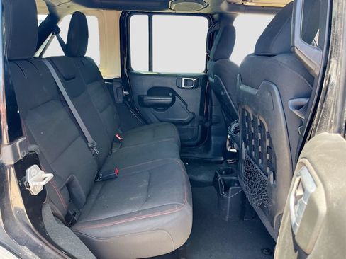 Used 2022 Jeep Wrangler Unlimited Rubicon w/ Cold Weather Group AWD/4WD image 31