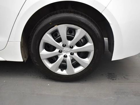 Used 2025 Toyota Corolla LE image 33