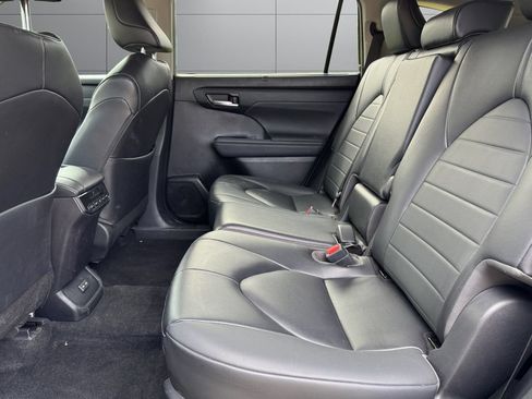 Used 2023 Toyota Highlander XLE AWD/4WD image 18