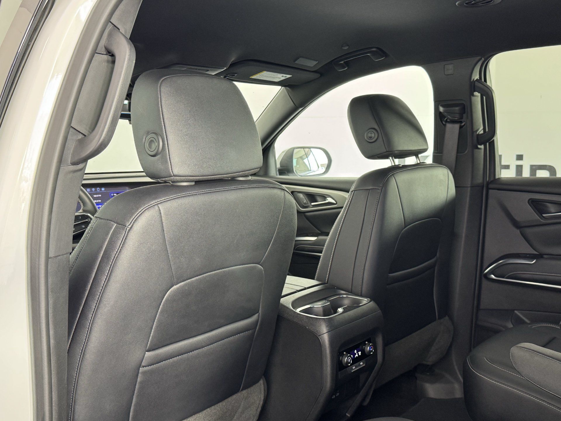 Used 2025 Chevrolet Traverse LT FWD image 16