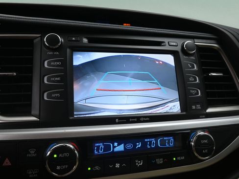 Used 2019 Toyota Highlander XLE image 29