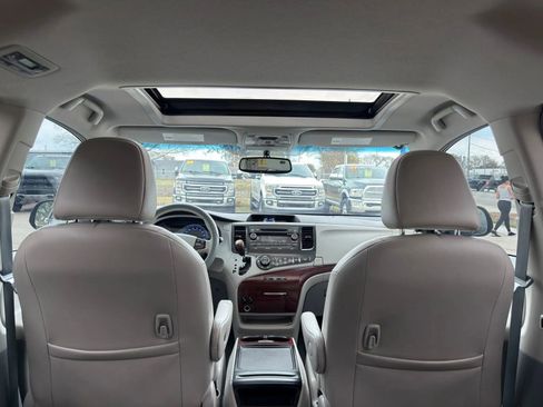Used 2014 Toyota Sienna XLE image 16