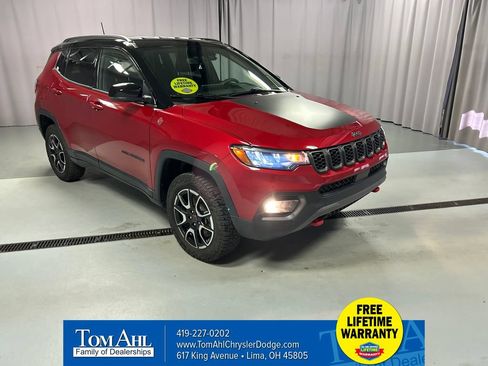Used 2025 Jeep Compass Trailhawk w/ Trailhawk Convenience Group AWD/4WD image 1