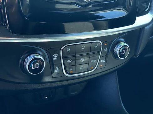 Used 2023 Chevrolet Traverse LT image 14