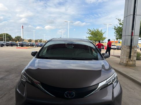 Used 2021 Toyota Sienna XLE FWD image 30
