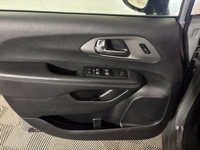 Used 2025 Chrysler Pacifica Select FWD image 19