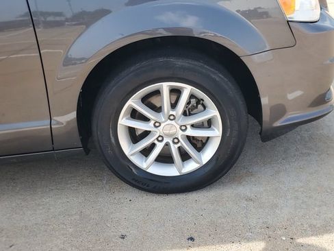 Used 2020 Dodge Grand Caravan SE FWD image 4