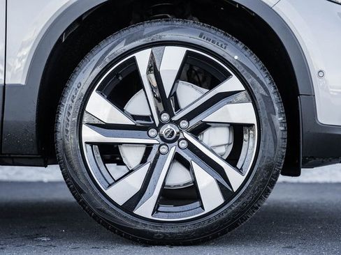 Certified 2025 Volvo XC40 B5 Ultra w/ Climate Package image 17