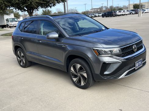 Certified 2024 Volkswagen Taos SE w/ Panoramic Sunroof Package image 2