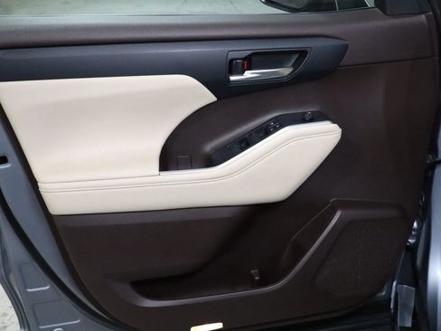 Used 2022 Toyota Highlander XLE image 14