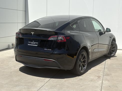 Used 2024 Tesla Model Y 2WD image 7