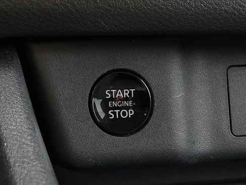 Used 2025 Nissan Rogue SV FWD image 15