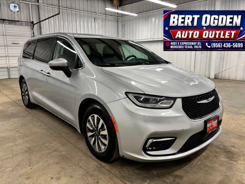 Used 2023 Chrysler Pacifica Touring-L FWD image 1