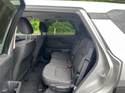 Used 2025 Nissan Pathfinder SV FWD image 27