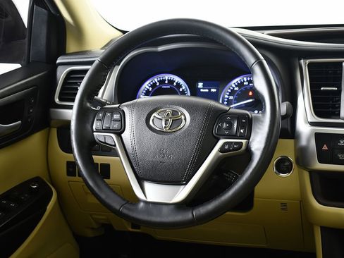 Used 2017 Toyota Highlander Limited image 25