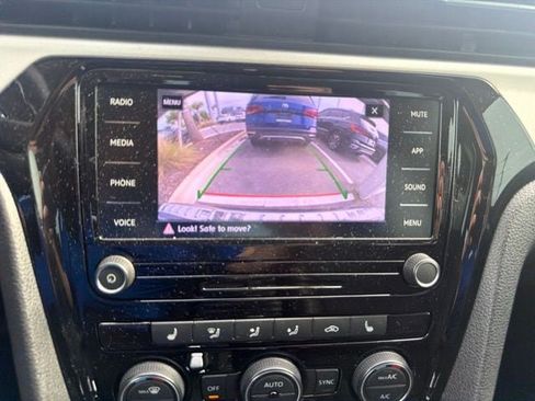 Certified 2022 Volkswagen Passat 2.0T SE FWD image 28