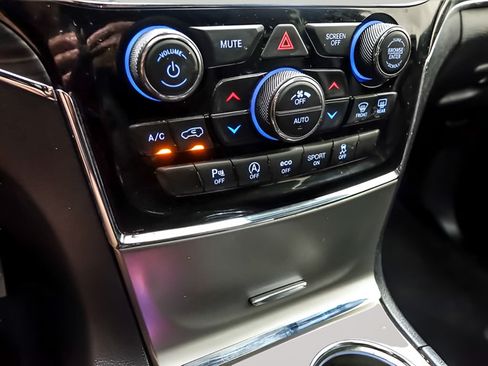 Used 2020 Jeep Grand Cherokee Limited AWD/4WD image 21