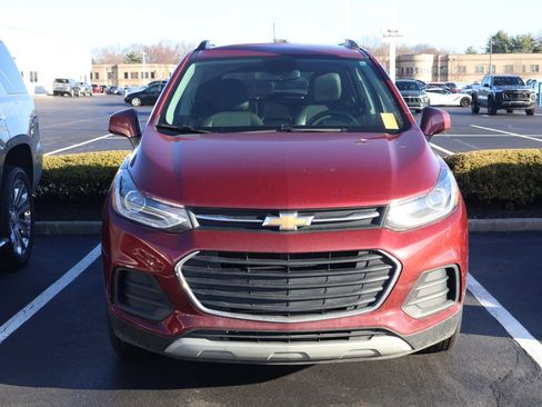 Used 2022 Chevrolet Trax LT w/ LT Convenience Package image 2