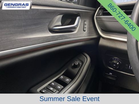 Used 2023 Jeep Grand Cherokee Limited w/ Luxury Tech Group II AWD/4WD image 23