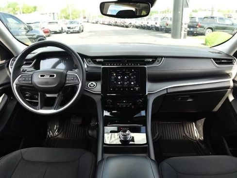 Used 2024 Jeep Grand Cherokee Laredo AWD/4WD image 7