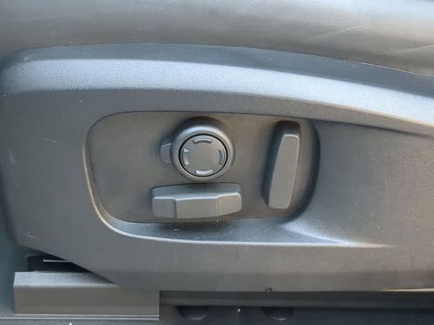 Used 2025 Land Rover Defender 110 X-Dynamic SE image 17