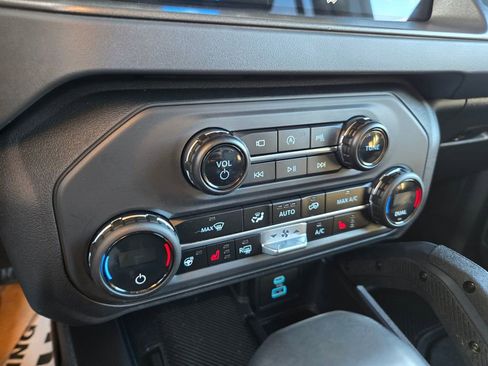 Used 2025 Ford Bronco Badlands image 15