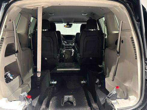 Used 2022 Chrysler Pacifica Touring-L FWD image 12