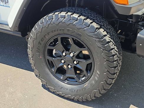Used 2023 Jeep Wrangler Unlimited Rubicon 4xe AWD/4WD image 12