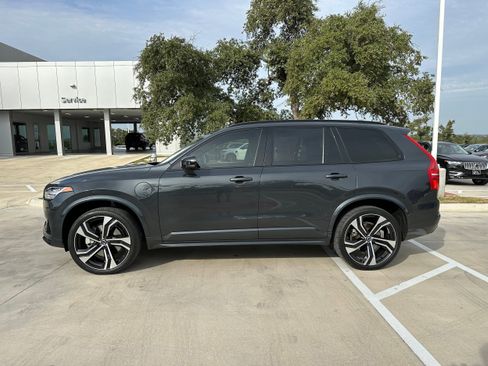 Used 2022 Volvo XC90 T8 R-Design w/ Advanced Package image 3