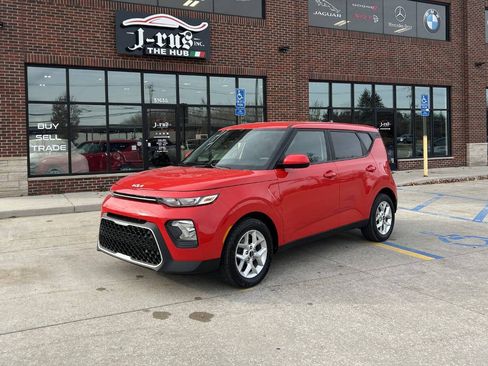 Used 2022 Kia Soul LX w/ Technology Package image 2