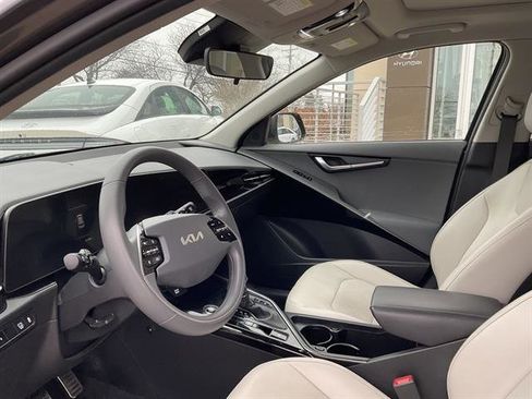 Used 2023 Kia Niro EX Touring image 2