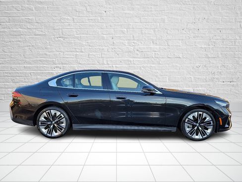 Used 2024 BMW 540i xDrive w/ Premium Package image 7