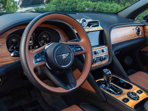 Used 2023 Bentley Bentayga image 28