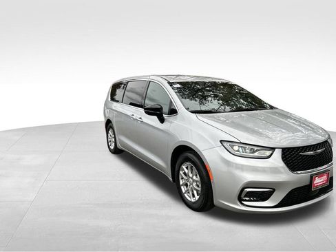 New 2026 Chrysler Pacifica Select image 9