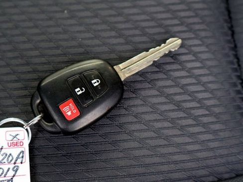 Used 2019 Toyota Highlander LE image 35