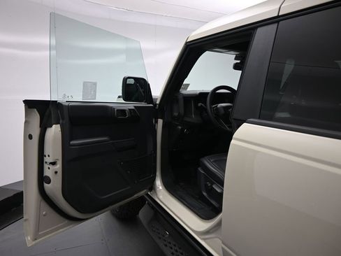 New 2025 Ford Bronco Badlands image 8