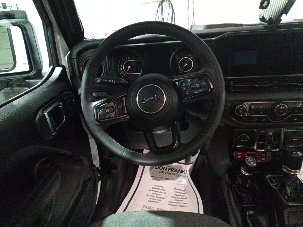 Used 2025 Jeep Gladiator Rubicon w/ Convenience Group AWD/4WD image 18
