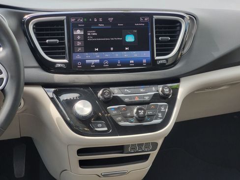 Used 2024 Chrysler Pacifica Touring-L FWD image 25