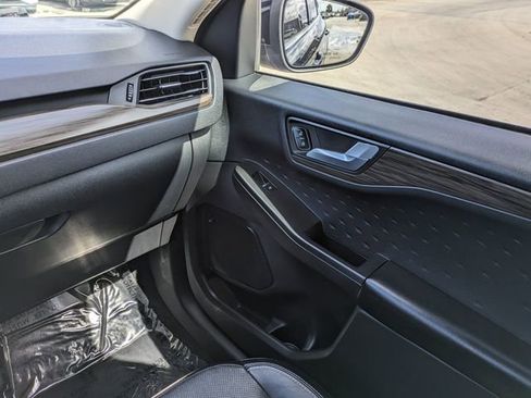 Used 2020 Ford Escape Titanium image 19