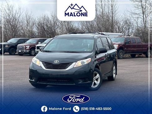 Used 2017 Toyota Sienna LE w/ Outdoor Package image 1