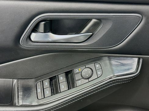 Used 2025 Nissan Rogue SV image 15