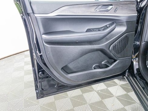 New 2025 Jeep Grand Cherokee Limited w/ Luxury Tech Group II image 14