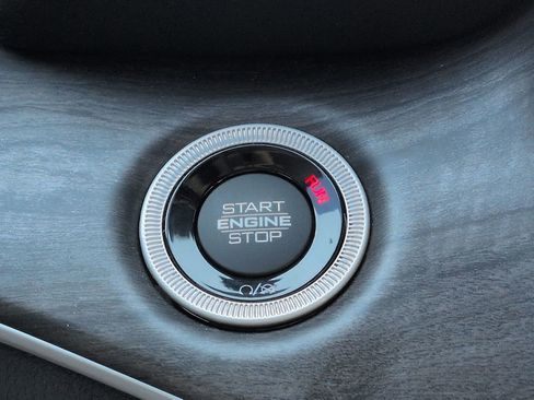 Used 2023 Jeep Grand Cherokee Limited w/ Black Appearance Package image 27