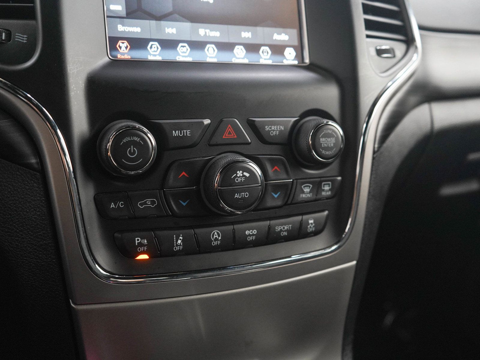 Used 2021 Jeep Grand Cherokee Laredo AWD/4WD image 22