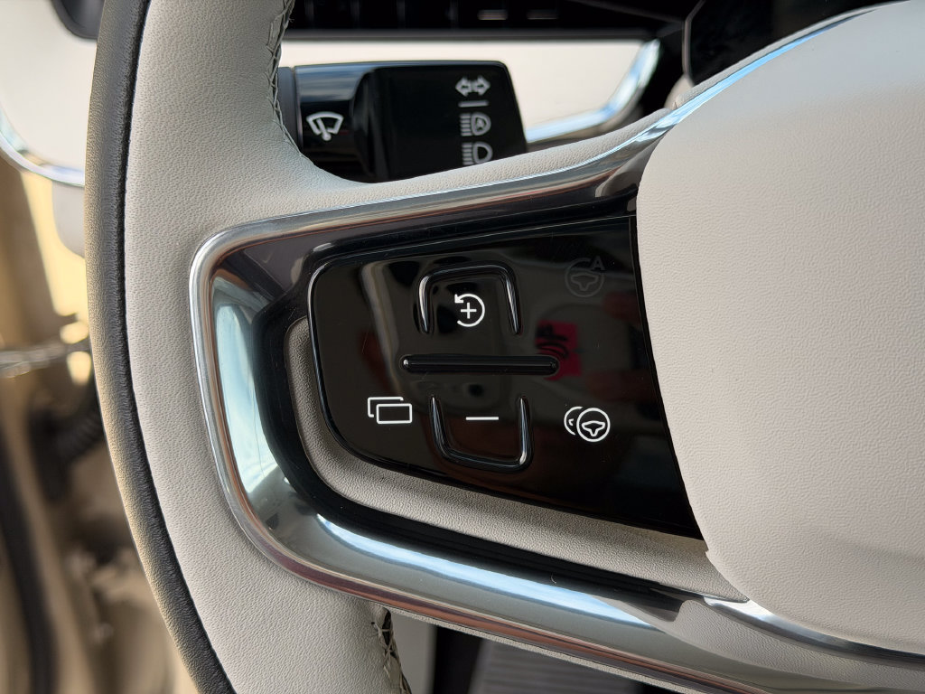 Certified 2025 Volvo EX90 Plus AWD/4WD image 29