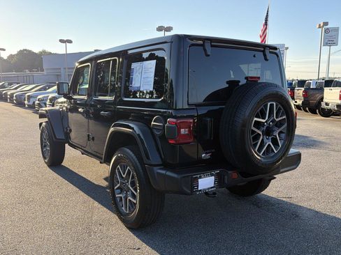 Used 2025 Jeep Wrangler Unlimited Sahara AWD/4WD image 7