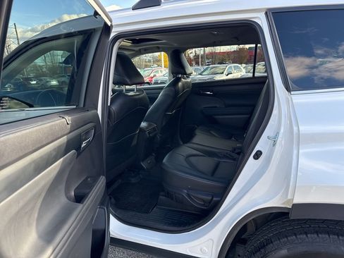 Used 2022 Toyota Highlander XLE image 10